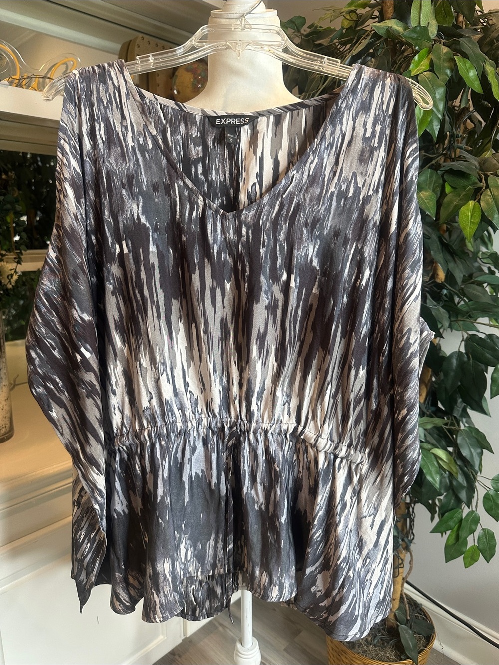 EUC Express Women's Black & White Abstract V-Neck Peplum Tunic, L